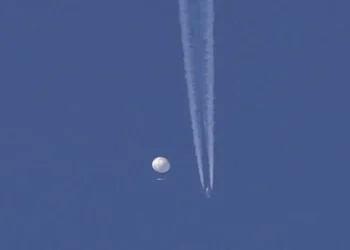 El presunto globo espía chino deriva hacia el océano tras ser derribado frente a la costa de Carolina del Sur el 4 de febrero de 2023. Foto: Reuters.