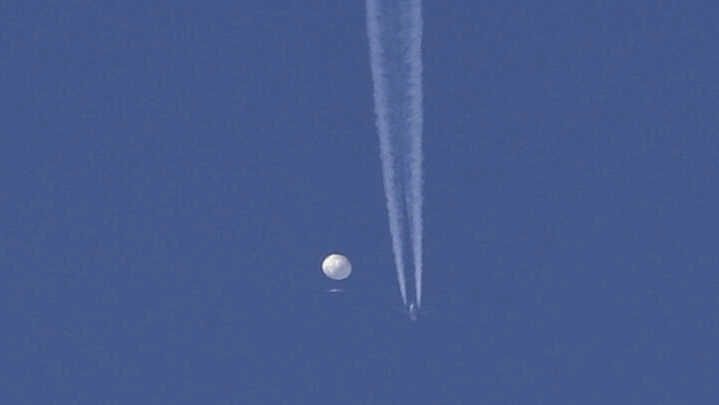 El presunto globo espía chino deriva hacia el océano tras ser derribado frente a la costa de Carolina del Sur el 4 de febrero de 2023. Foto: Reuters.