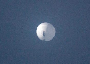 El globo espía chino sobrevuela Billings (Montana, Estados Unidos) el 1 de febrero de 2023. Foto: AFP.