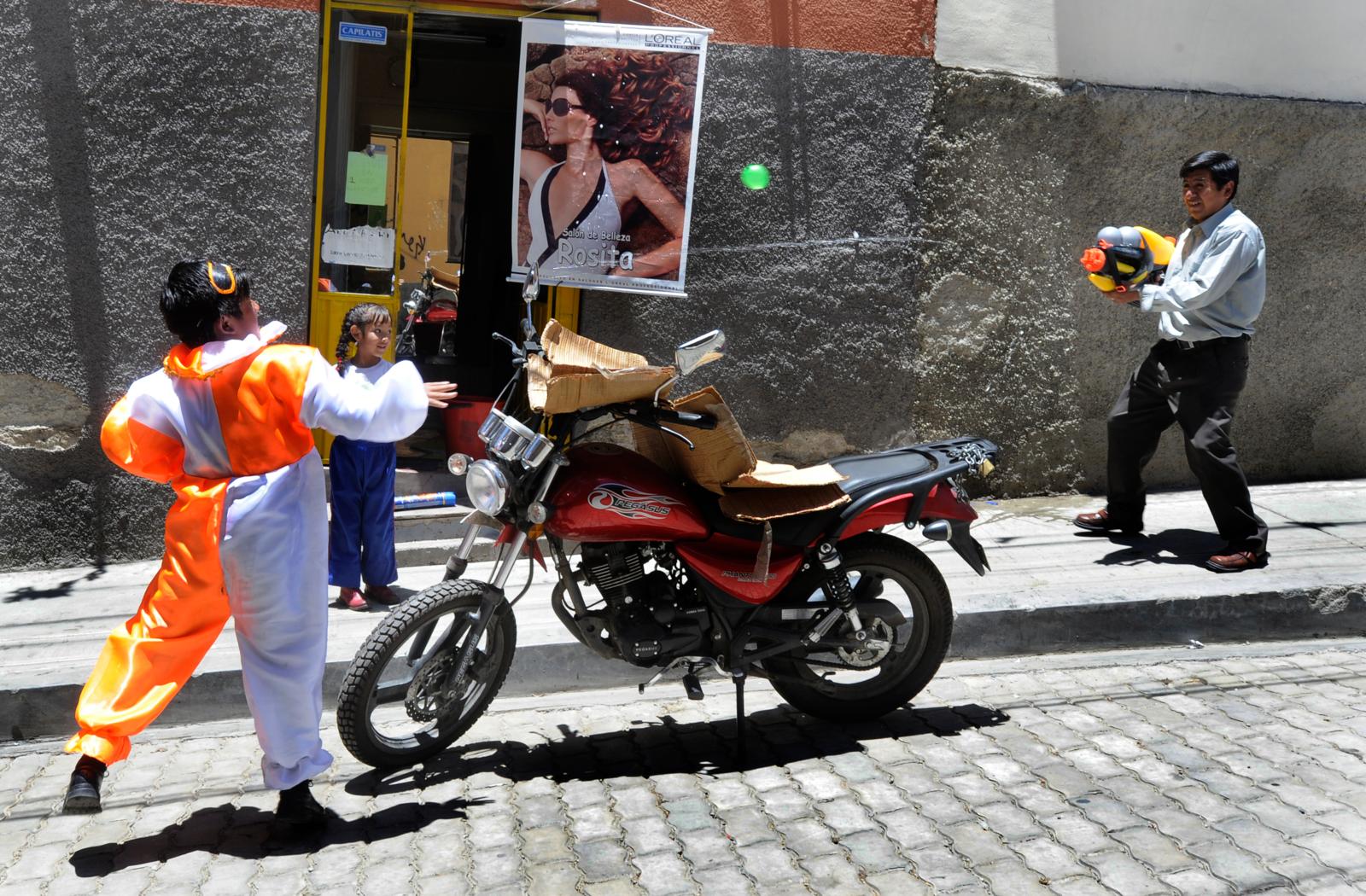 Está prohibido jugar con globos con agua en el municipio de La Paz. Foto: Archivo LR