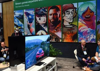 Jugadores de videojuegos en el stand de Microsoft Inc. durante la Feria de Consumidores de Electrónica (CES) en Las Vegas, Nevada, el 6 de enero de 2023. Foto: AFP.