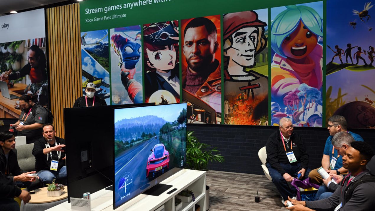 Jugadores de videojuegos en el stand de Microsoft Inc. durante la Feria de Consumidores de Electrónica (CES) en Las Vegas, Nevada, el 6 de enero de 2023. Foto: AFP.