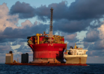 El buque de Shell que transportaba una plataforma petrolífera y ha sido abordado por Greenpeace. Foto: Greenpeace.