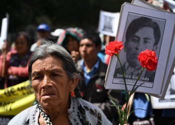 La manifestación conmemoró 20 años de la publicación del informe de la Comisión de la Verdad, la cual confirmó la muerte o desaparición de más de 200 mil personas durante la guerra civil. El ejército es responsable del 93% de los crímenes. Foto: AFP.