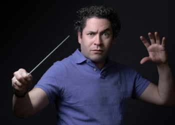 El director de orquesta venezolano Gustavo Dudamel posa en una sesión de fotos en la Ópera Bastilla de París, el 1 de septiembre de 2022. Foto: AFP.