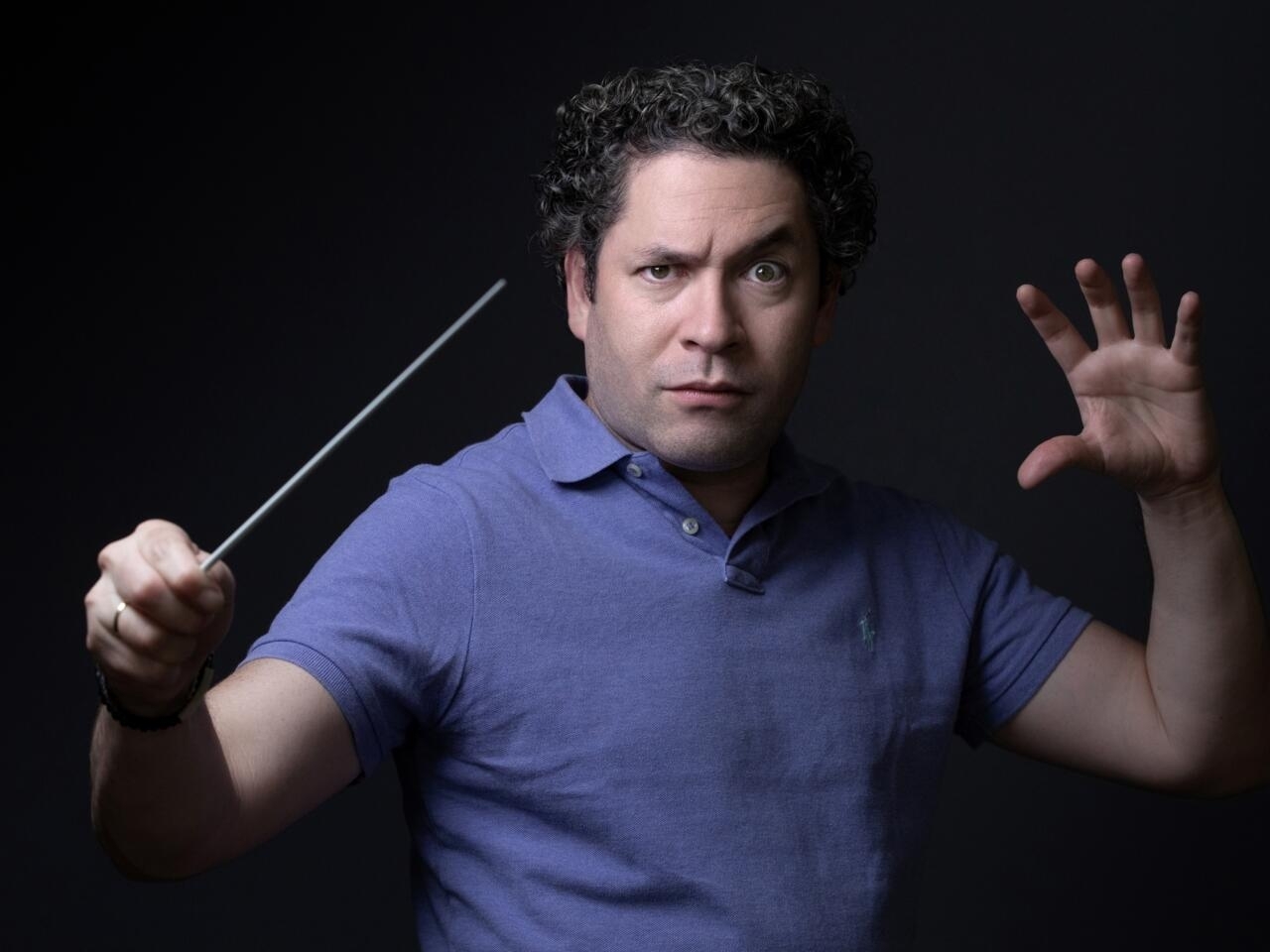 El director de orquesta venezolano Gustavo Dudamel posa en una sesión de fotos en la Ópera Bastilla de París, el 1 de septiembre de 2022. Foto: AFP.