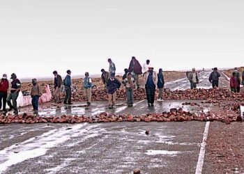Bloqueos en la frontera entre Bolivia y Perú. Foto: AFP.