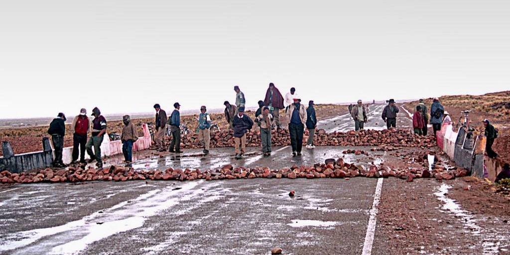 Bloqueos en la frontera entre Bolivia y Perú. Foto: AFP.