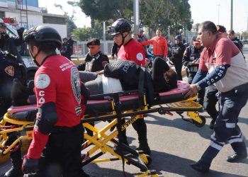 Rescatan a los heridos de un grave accidente. AFP