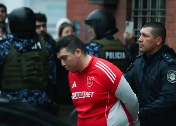 Liberan a 104 hinchas chilenos detenidos en Argentina, según Boric