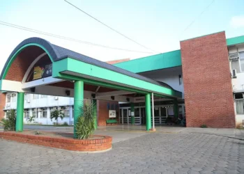Dan de alta a estudiante apuñalada 30 veces por su compañera