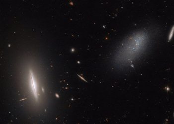 La galaxia LEDA 48062 se extiende a la derecha de la imagen. Foto: ESA.