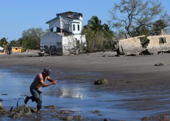 Cedeño y otros pueblos costeros de Honduras han vivido los estragos del cambio climático con el aumento del nivel del océano Pacífico. Foto: AFP.