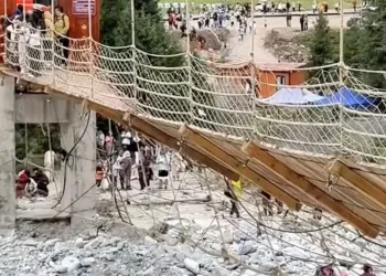 El puente colapsó por la rotura de una cuerda/RRSS
