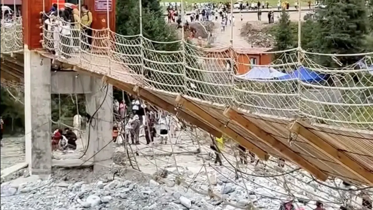 El puente colapsó por la rotura de una cuerda/RRSS