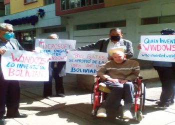 El ingeniero De Herrera en una de las protestas que realizó para que se reconozca su autoría.