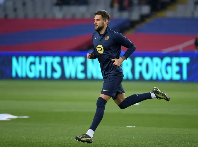 FC Barcelona confirma salida del defensa Iñigo Martínez