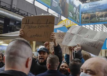 Manifestantes interpelaron hoy en esta capital al presidente francés, Emmanuel Macron, en el Salón Internacional de la Agricultura para rechazar la reforma de la jubilación y acusar al Gobierno de inacción climática. Foto: Prensa Latina.