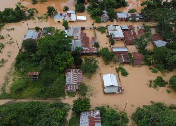 Inundaciones. El nivel del agua sobrepasó los 12,74 metros y en tierras bajas cubrió el techo de las casas. Foto: APG