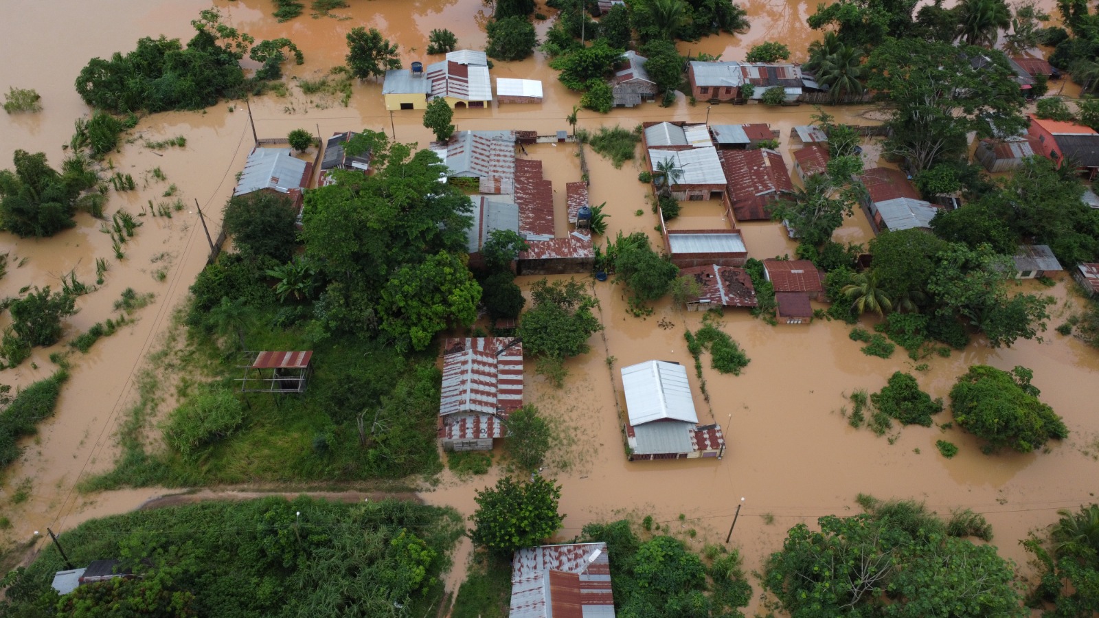 Inundaciones. El nivel del agua sobrepasó los 12,74 metros y en tierras bajas cubrió el techo de las casas. Foto: APG