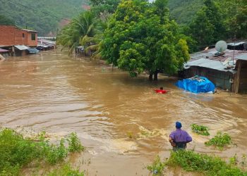 Varias familias perdieron gran parte de sus pertenencias bajo el agua. APG: