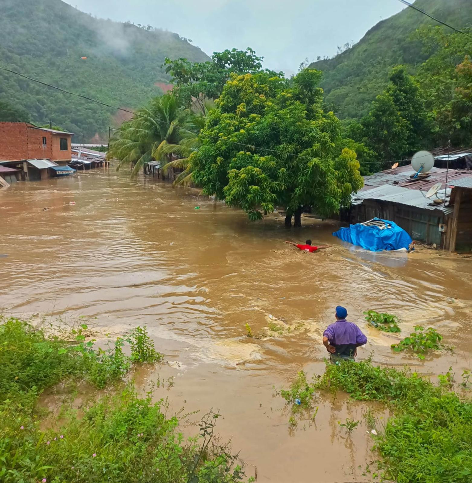 Varias familias perdieron gran parte de sus pertenencias bajo el agua. APG: