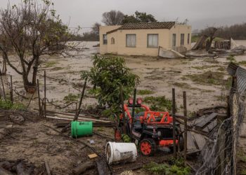 Una casa inundada por las olas del río Salinas cerca de Chualar, California, el sábado 14 de enero de 2022. Foto: AFP.