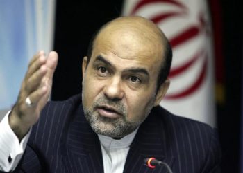 El británico-iraní Alireza Akbari habla en una entrevista no fechada en Teherán. Foto: AFP.
