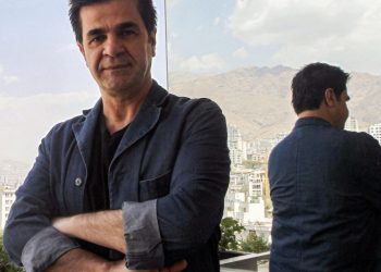 El cineasta Jafar Panahi posa para la cámara durante una entrevista con la AFP el 30 de agosto de 2010 en un balcón de Teherán. Foto: AFP.