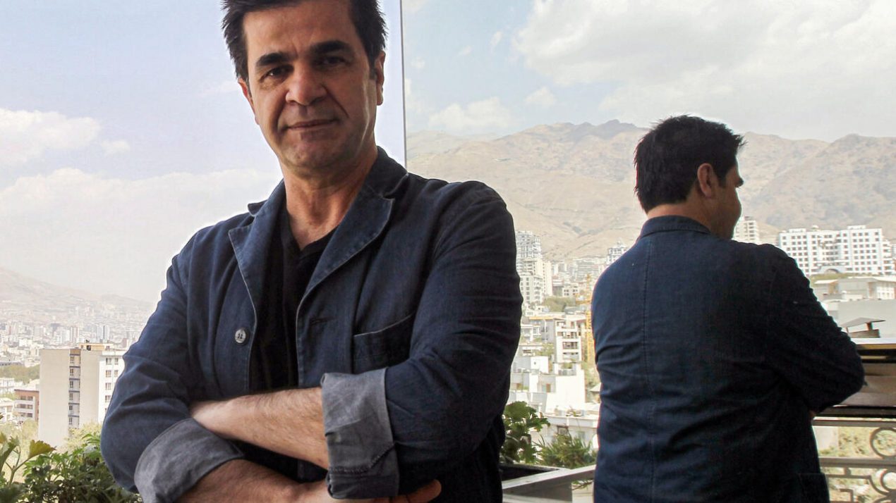 El cineasta Jafar Panahi posa para la cámara durante una entrevista con la AFP el 30 de agosto de 2010 en un balcón de Teherán. Foto: AFP.