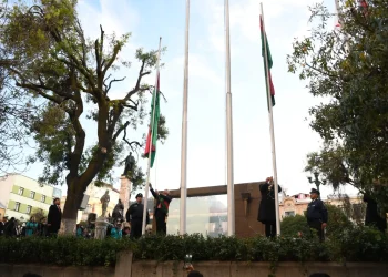 Con iza de bandera, La Paz da inicio a las fiestas julias
