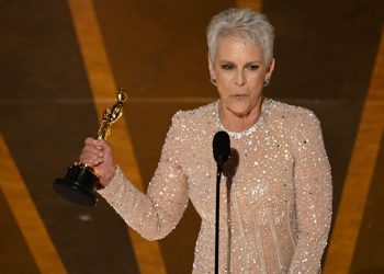 Jamie Lee Curtis, al recibir su primer premio de la Academia. Foto: AFP