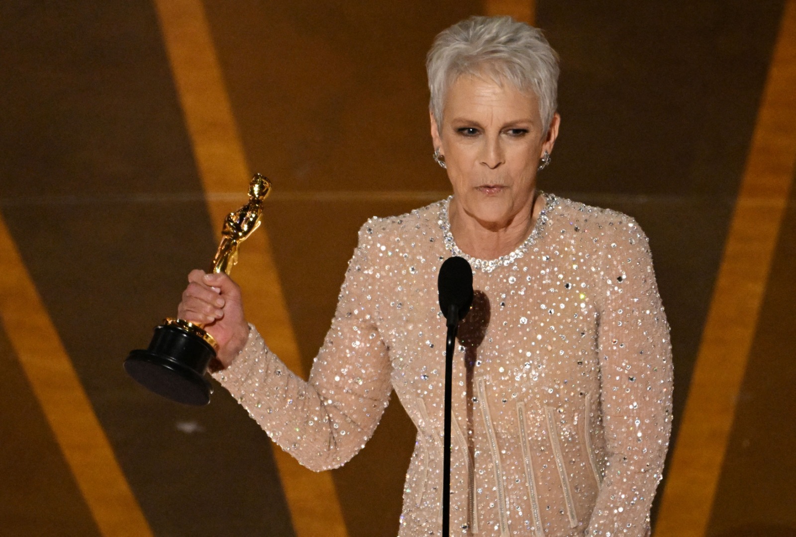 Jamie Lee Curtis, al recibir su primer premio de la Academia. Foto: AFP