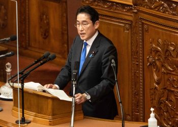 El primer ministro de Japón, Fumio Kishida, anunció que combatirá la baja tasa de natalidad. Foto: AFP