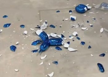 La escultura era parte de la famosa serie balloon dog, de Jeff Koons. Foto: AFP