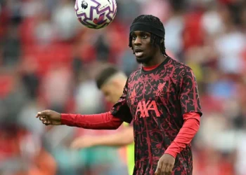 Liverpool pierde a Frimpong por lesión hasta el parón internacional