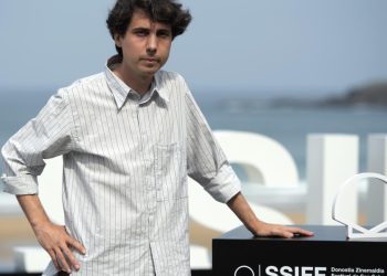 Jonás Trueba posa para las cámaras durante la presentación de su película documental 'Quién lo impide' en el Festival de Cine de San Sebastián, el 23 de septiembre de 2021 en la ciudad vasca, al norte de España. Foto: AFP.