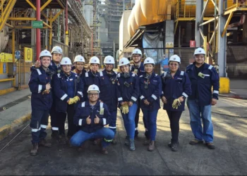 Jóvenes bolivianos culminan capacitación para operar planta del Mutún
