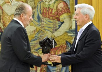 El rey Juan Carlos (izq) entrega una estatuilla de los Premios Don Quijote 2009 al escritor peruano Mario Vargas Llosa en el palacio de la Zarzuela, el 15 de abril del año 2010 en Madrid. Foto: AFP.