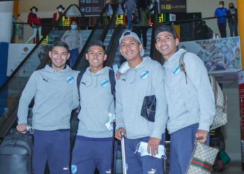 jugadores_de_bolivar_en_el_aeropuerto.jpg