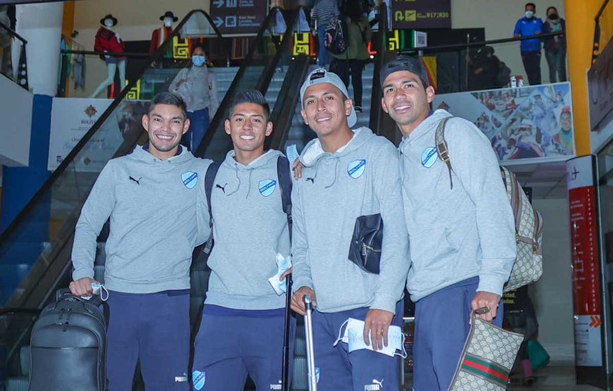 jugadores_de_bolivar_en_el_aeropuerto.jpg
