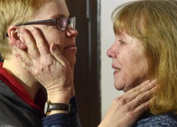 Marina Zolotova, editor jefe del portal de noticias tut.by, recibe el cariño de su madre, Tatyana, en un tribunal de Minsk el 4 de marzo de 2019. Foto: AFP.