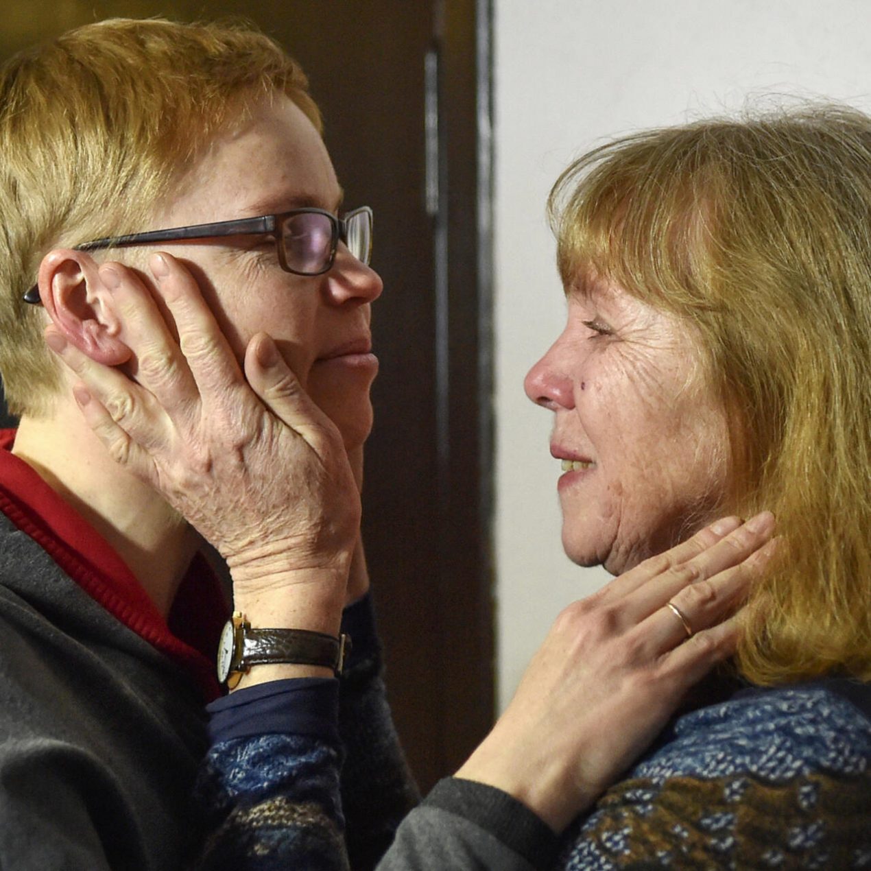 Marina Zolotova, editor jefe del portal de noticias tut.by, recibe el cariño de su madre, Tatyana, en un tribunal de Minsk el 4 de marzo de 2019. Foto: AFP.