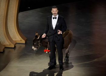 La burrita de 'Los espíritus de la isla' acompañó al anfitrión Jimmy Kimmel en uno de los momentos memorables de los Óscar. Foto: AFP