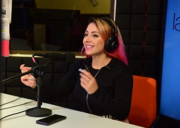La cantante chilena Konny-K, en los estudios de La Razón Radio.