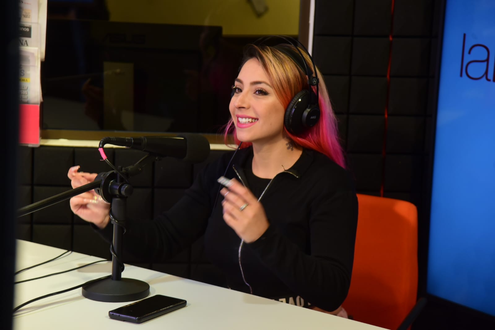 La cantante chilena Konny-K, en los estudios de La Razón Radio.