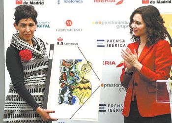 La directora de LA RAZÓN, Claudia Benavente, recibe el galardón al finalizar el congreso.
