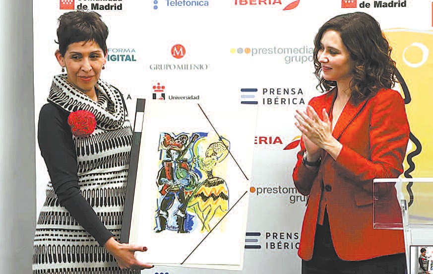 La directora de LA RAZÓN, Claudia Benavente, recibe el galardón al finalizar el congreso.
