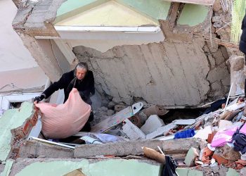 la_gente_en_turquia_tras_el_terremoto.jpg