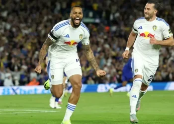 Leeds celebra regreso a Premier League con victoria contra Everton